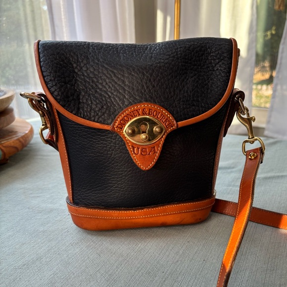 Vintage Dooney & Bourke Deep Navy Blue British Tan Leather Bag Crossbody Classic - Picture 1 of 16